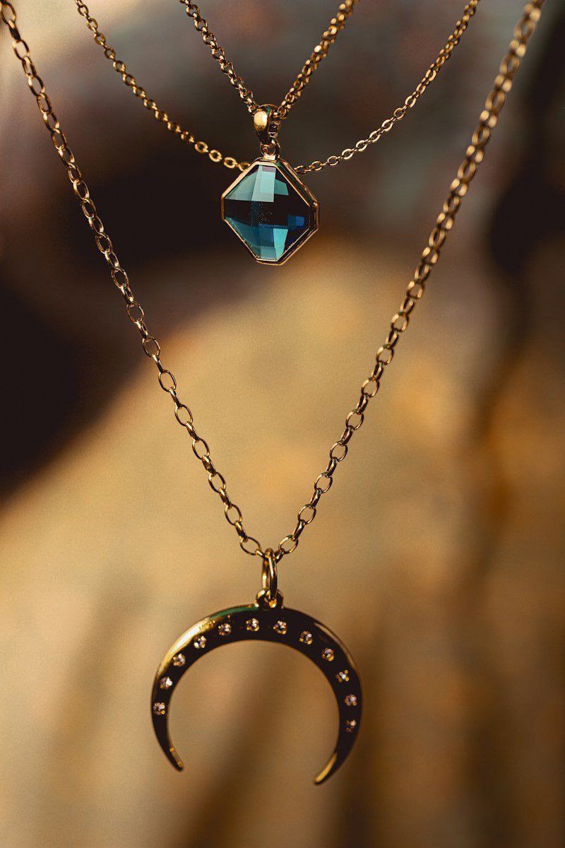 Regal 22K gold, diamond solitaires and heirloom jewelry template preview